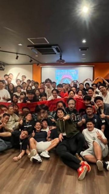 2025年9月17日（水）
五市交流事業【知覚5市交流】が
Link北朝霞店で開催されました！

朝霞、志木、戸田、新座、和光
5市の青年部約60名が参加
終始大騒ぎで運営メンバーも大変だったことでしょう笑

綱引きやだるまさんが転んだなど
イカゲームをテーマにゲームが進行

特に綱引きはフィジカルの強いチームが圧勝で
大いに盛り上がりました🤣

写真を撮りまくってずっとみんなを
見ていたわたしは

みんな同じ単会、、？と思うくらいの仲の良さに
心が温まりました🫶🤍

5市交流事業、お疲れ様でした！

結ぶ委員会委員長
田畑結衣

#朝霞市
#商工会青年部

＊朝霞市商工会青年部公式ホームページ
https://asakaseinenbu.org/
＊朝霞市商工会青年部公式インスタグラム
https://www.instagram.com/asakashisyoukoukaiseinenbu/